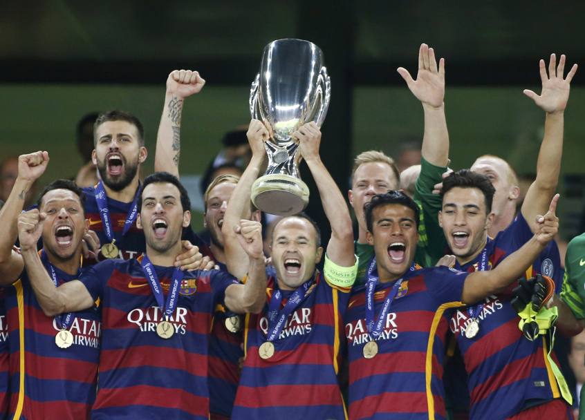 Supercoppa Europa per la quinta volta al Barcellona: Iniesta la alza al cielo. Reuters